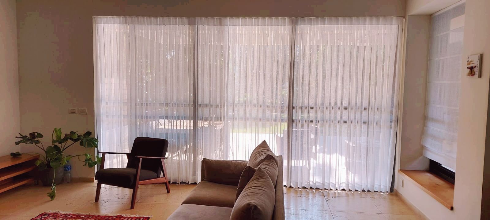 וילונות ורטיקליים לבנים בסלון ווילון רומאי קטן בחלון צד